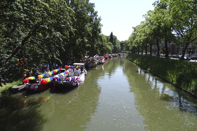 904253 Gezicht op de Stadsbuitengracht te Utrecht, vanaf de Bartholomeïbrug, met de boten voor de botenparade van de ...